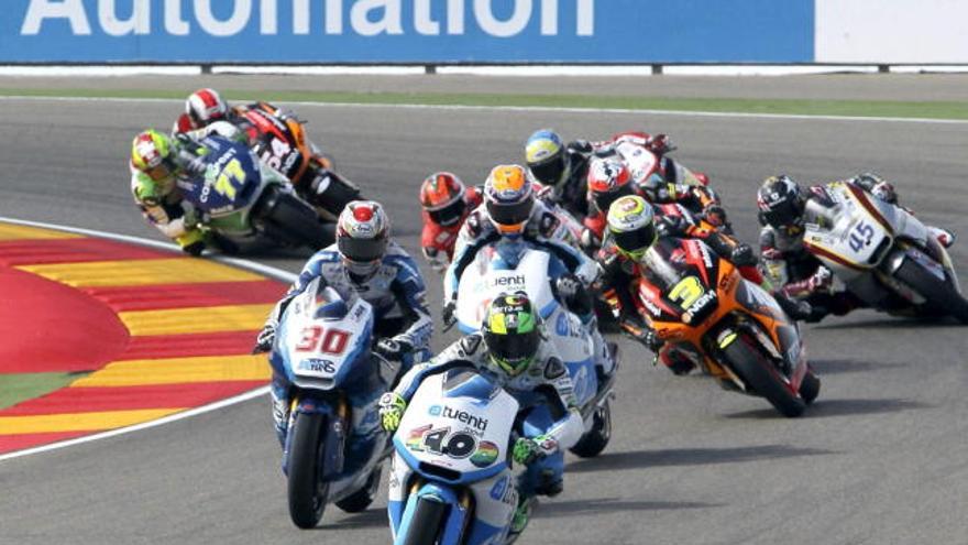 Nico Terol (Suter) por delante de sus rivales en la carrera de Moto2 en el Gran Premio de Aragón.