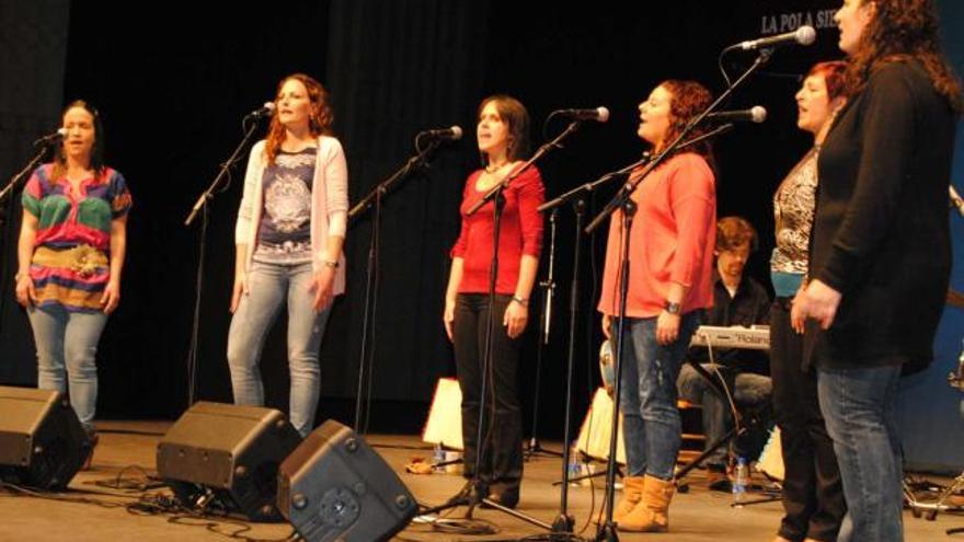 Les Pandereteres de Fitoria, durante su actuación en el auditorio de Pola de Siero.