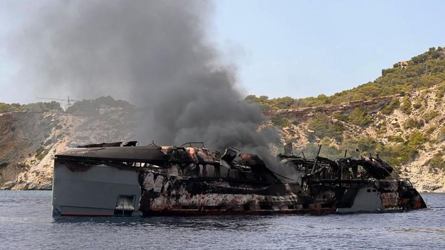 Los restos del yate incendiado se hunden en las costas de Ibiza