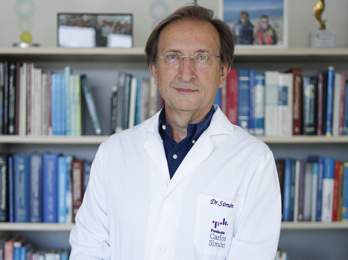 Carlos Simon, en su despacho de la fundación que lleva su nombre.