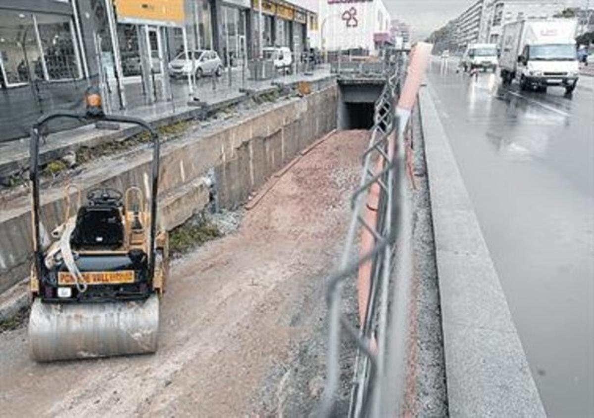 Un colector abre una cavidad bajo el paseo de la Zona Franca El Periódico