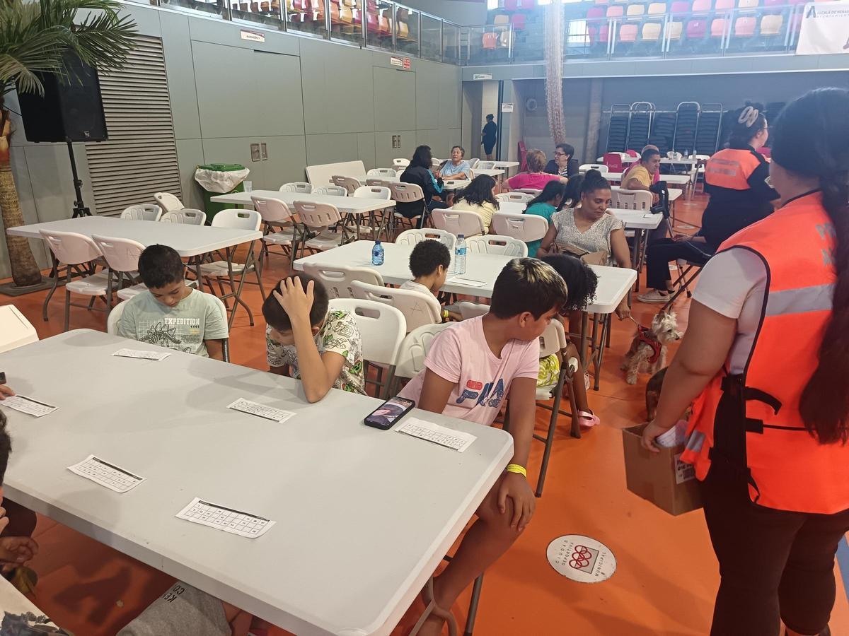 Evacuados jugando al bingo, Pabellón multiusos del Complejo deportivo Espartales, Alcalá de Henares