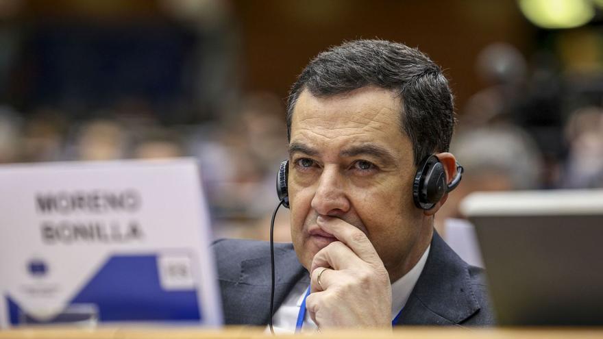 Juanma Moreno, presidente de la Junta de Andalucía, en el pleno del Comité de las Regiones celebrado en Bruselas.