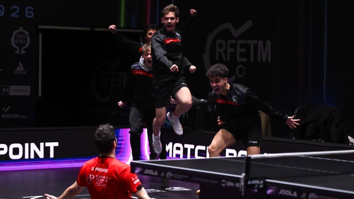 El CTT Olot celebrant el títol de Copa del Rei aconseguit la temporada passada