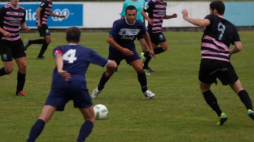 Geni, en el centro, en un partido de la presente temporada.