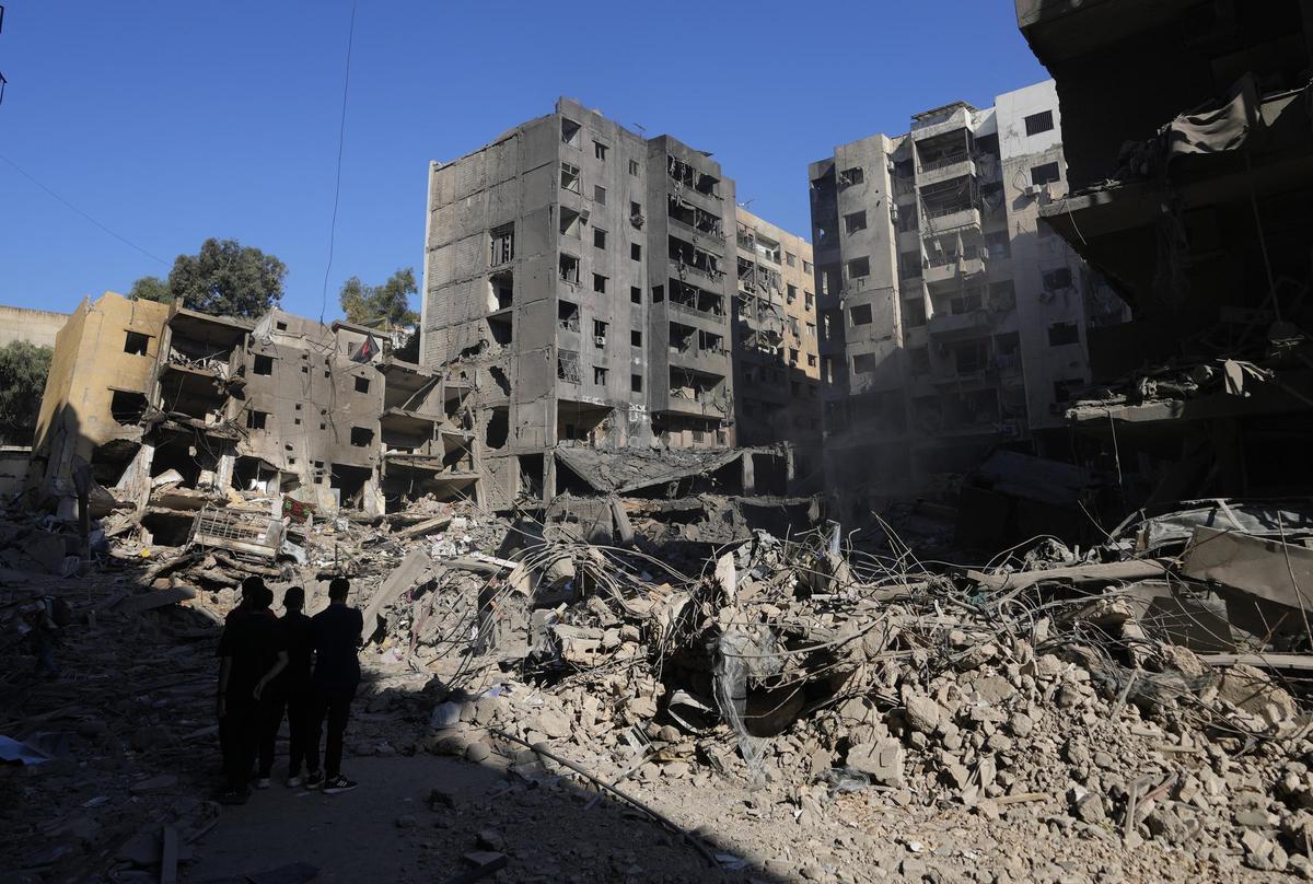 Edificios en ruinas en la zona de Beirut donde el líder de Hizbulá, Hassán Nasrallah, murió durante un bombardeo israelí.