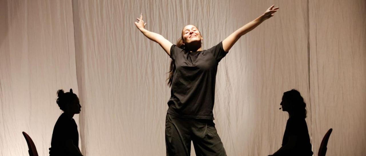 Ensayo de ‘Pared’, ayer, en el auditorio de Can Ventosa.   |   J.A. RIERA