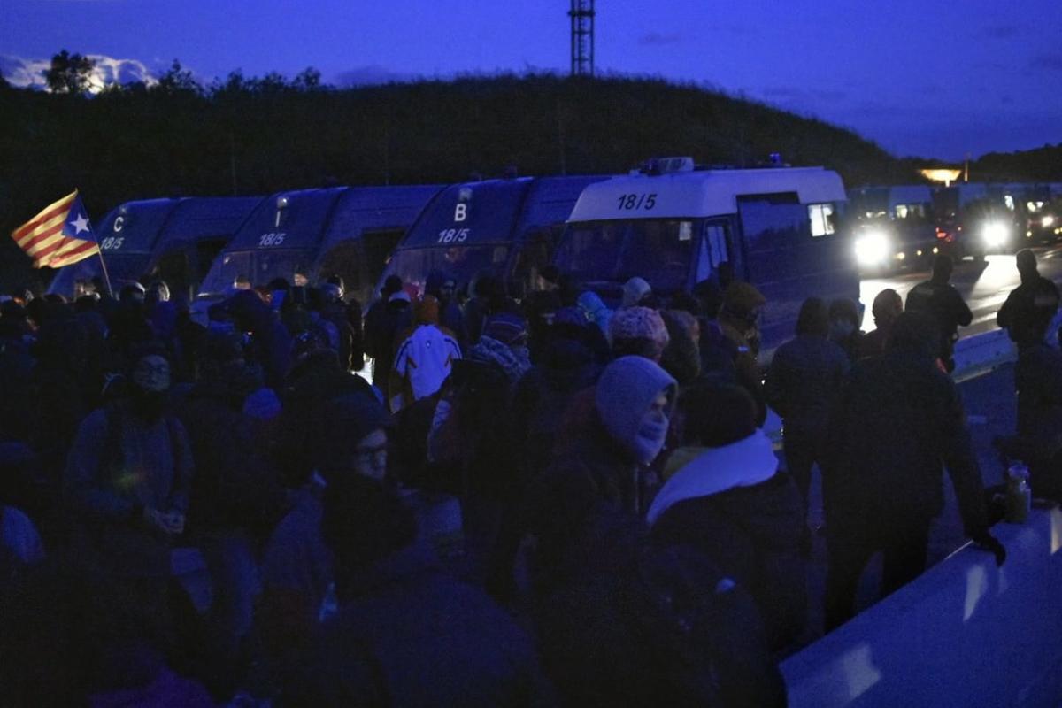 Manifestantes de la acampada, frente al cordón policial, en El Pertús, a primera hora de este martes.