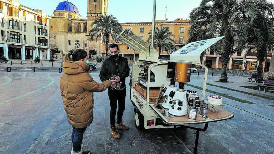 Carro que ha comprado un establecimiento de hostelería de Elche para poder vender café más tarde de las 17 horas. |