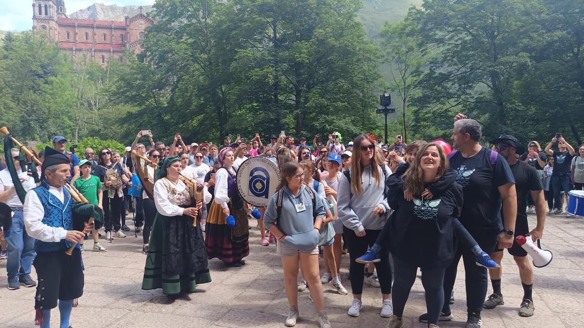 Actividad solidaria en Covadonga de &quot;El ángel de Javi&quot;, que aparece en primer término a la derecha con su madre, cargado a su espalda, el pasado mayo.