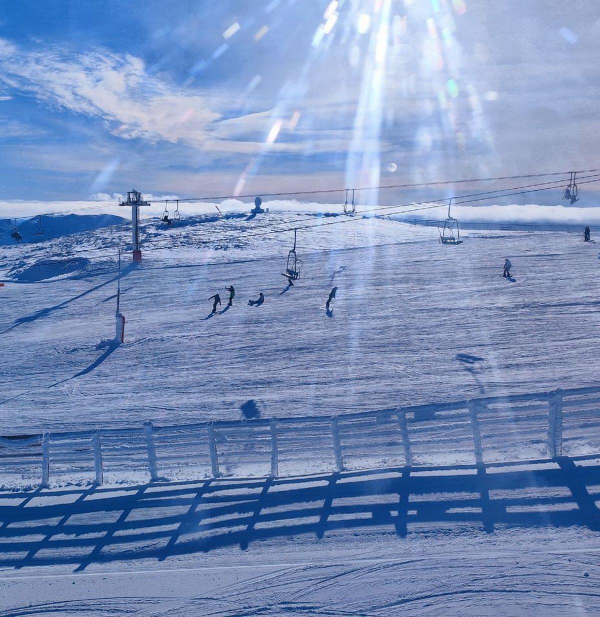 Esquiadores en la parte alta de Pajares. | A. Velasco
