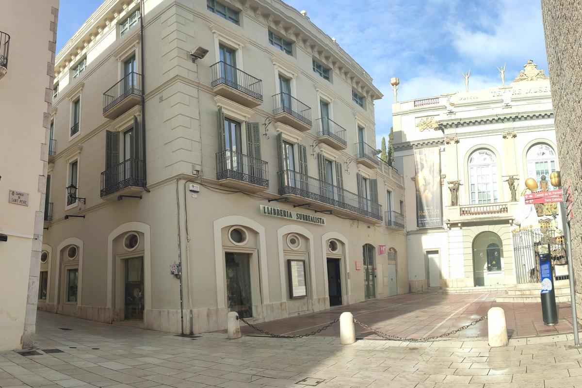 La casa de Giralt Ventolà de Figueres, al costat de l'accés principal del Teatre-Museu Dalí.