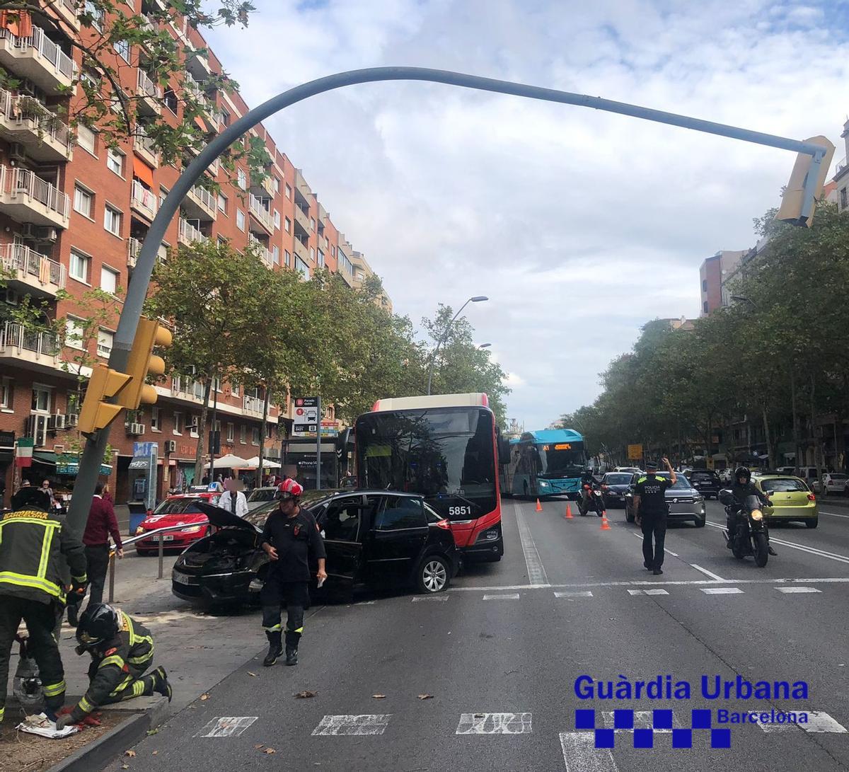Detingut un conductor begut que va fugir després de xocar amb un semàfor a Barcelona