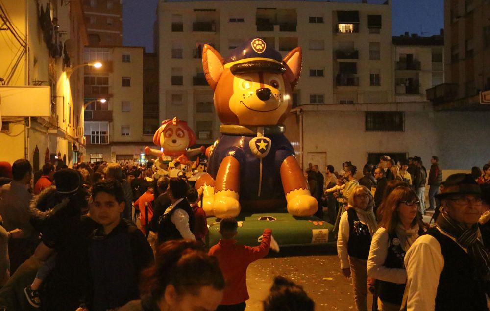 El distrito malagueño, como ya es tradición, adelanta el cortejo de sus majestades los Reyes Magos por las calles Fernández Fermina, Conde del Guadalhorce, Cruz del Humilladero o Camino de San Rafael.