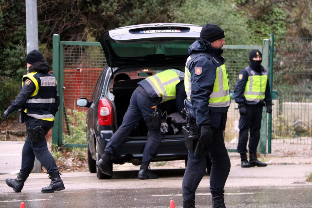 Agents de la policia espanyola registrant un vehicle que han aturat a la frontera al Pertús el 26 de gener