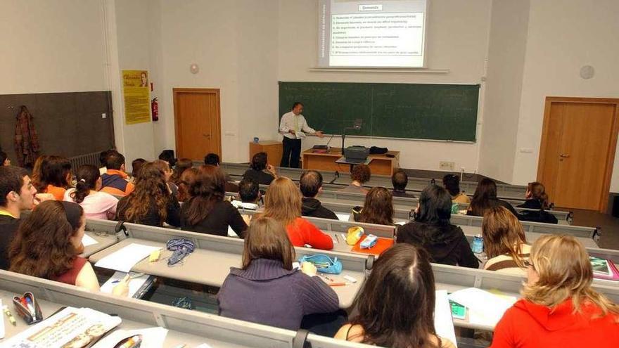 Alumnos asisten a clase en una facultad de A Coruña.