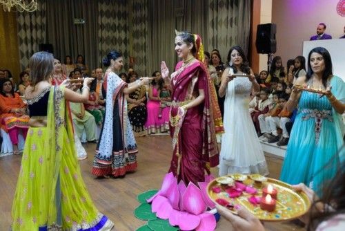 La comunidad indostánica de la capital celebra su Diwali para festejar  la entrada del año nuevo hindú (2072)