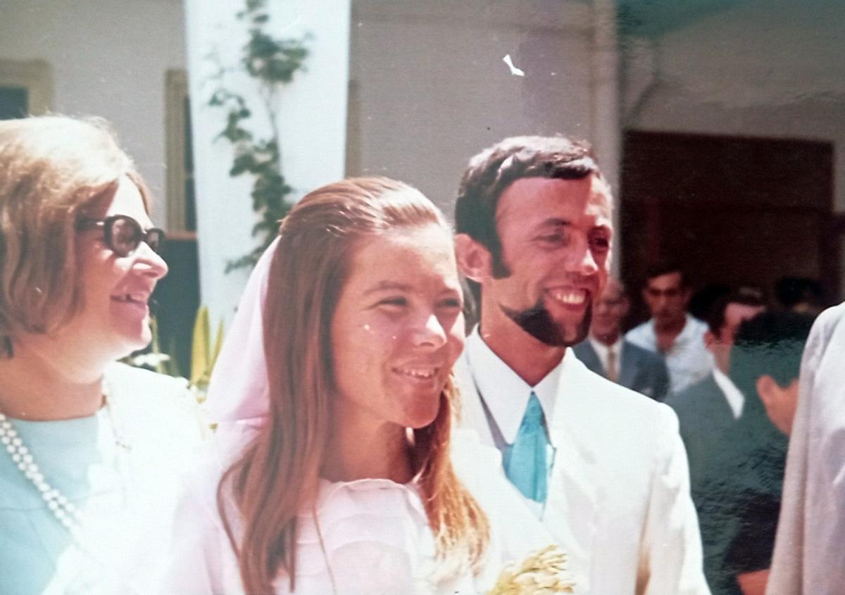 Benjamín Fernández y Maribel Pozo se casaron en la capilla del colegio de ella, La Goleta, en 1970.
