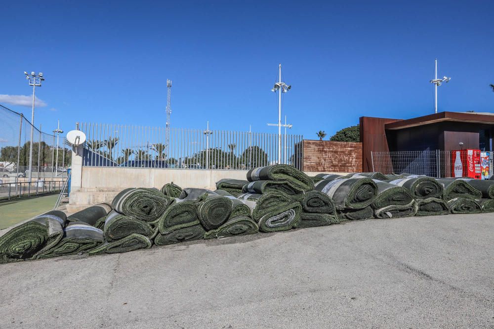 El césped artificial de los campos de fútbol de la Ciudad Deportiva se está sustituyendo en estos momentos. Más adelante se renovará la pista de atletismo. Las obras van a durar 4 meses y cuestan 650.