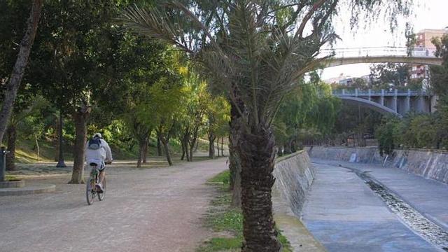La reforma integral de la ladera del río Vinalopó abarcará un tramo de casi tres kilómetros de longitud, entre los puentes del Bimilenari y el de la Generalitat