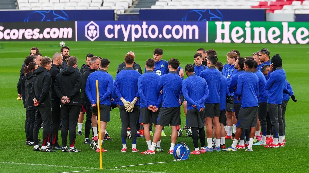 Los jugadores del Barça sobre el césped de Da Luz