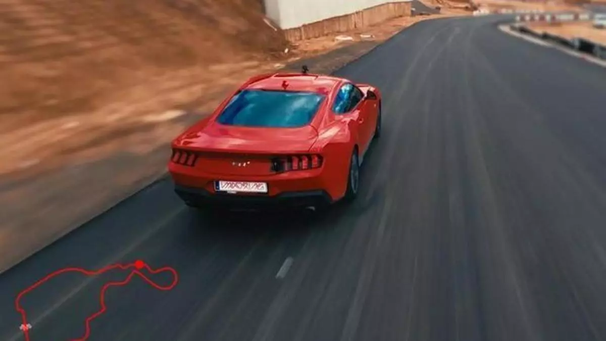 Carlos Sainz Jr bautiza MADRING a manos de un Ford Mustang