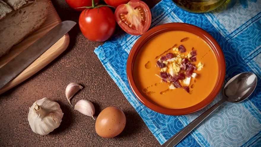 Receta fácil para prepara una crema de sopa de ajo.