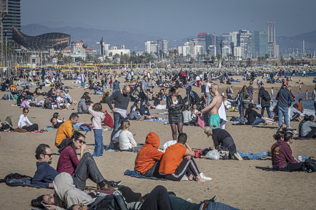 Los barceloneses acuden en masa a las playas de la ciudad para disfrutar del último día primaveral antes de la llegada del frío