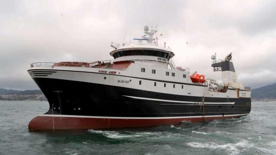 El buque arrastrero congelador &quot;Holmøy&quot;, durante sus pruebas de mar ayer por la ría de Vigo. // Javier JAC