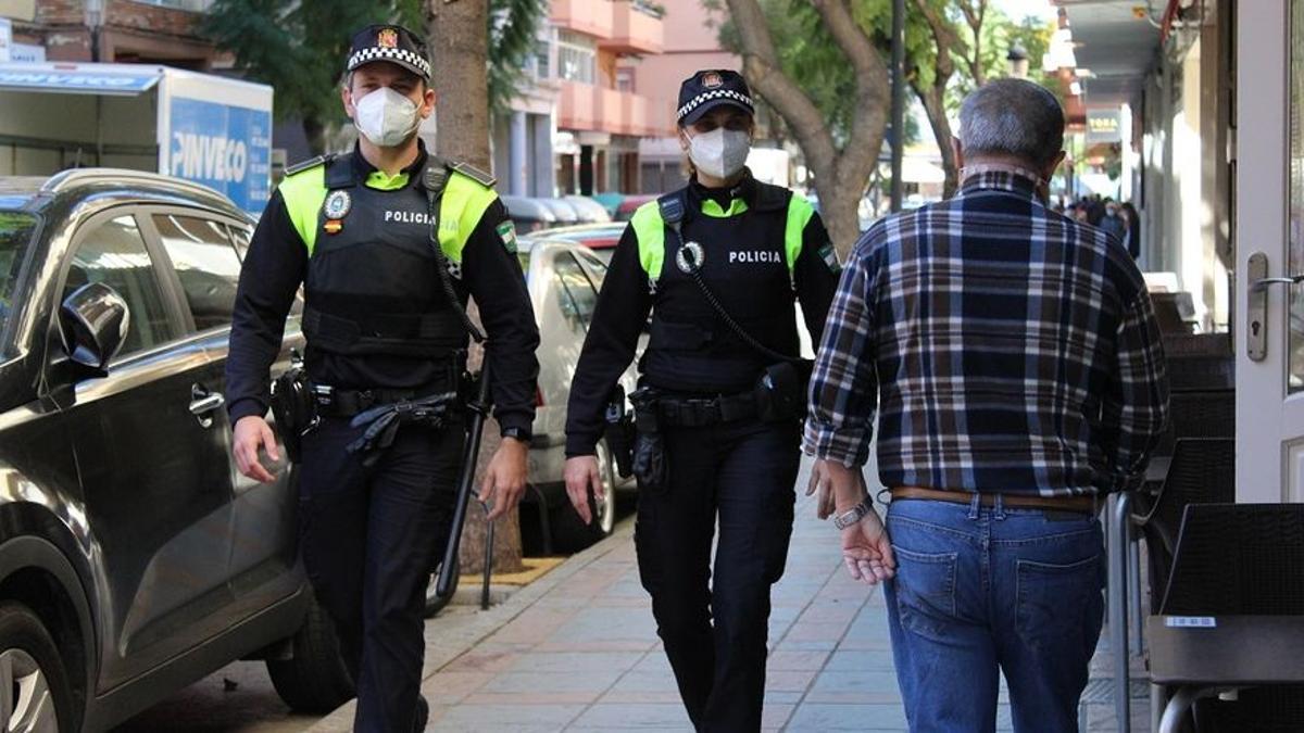 Agentes de la Policía Local de Fuengirola patrullan por las calles de la ciudad.