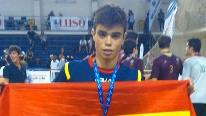 Raúl Fernández, con la plata del pasado Europeo sub 17.