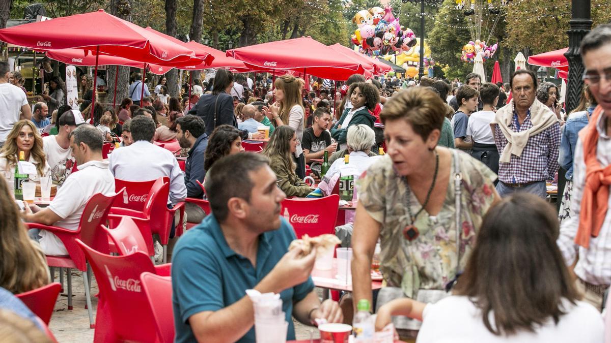 Ambiente en las terrazas del Paseo del Bombé en San Mateo 2019