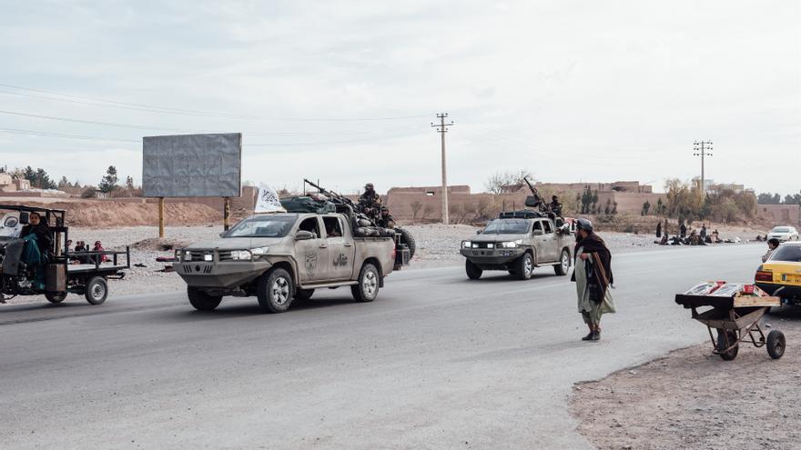 Patrulla talibán en Herat.