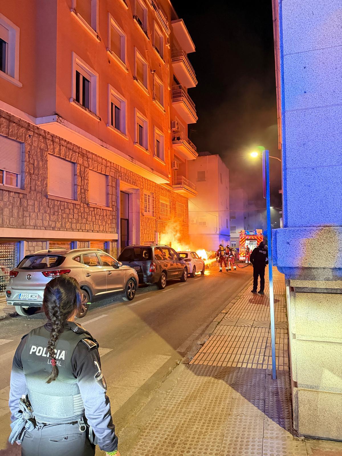Los bomberos y la Policía Local durante la extinción del fuego en los contenedores de la calle Antonio Ayuso, en Santa Marina.