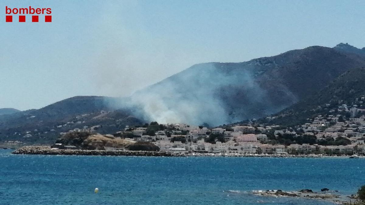 La tramuntana dona una treva al foc de Llançà, que seguirà actiu durant la nit