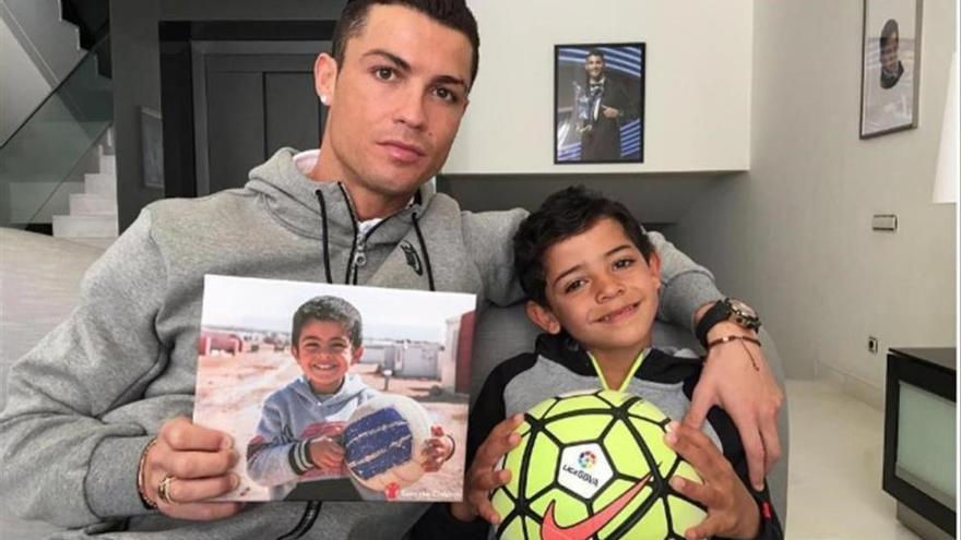 Cristiano y su hijo apoyan a los niños sirios