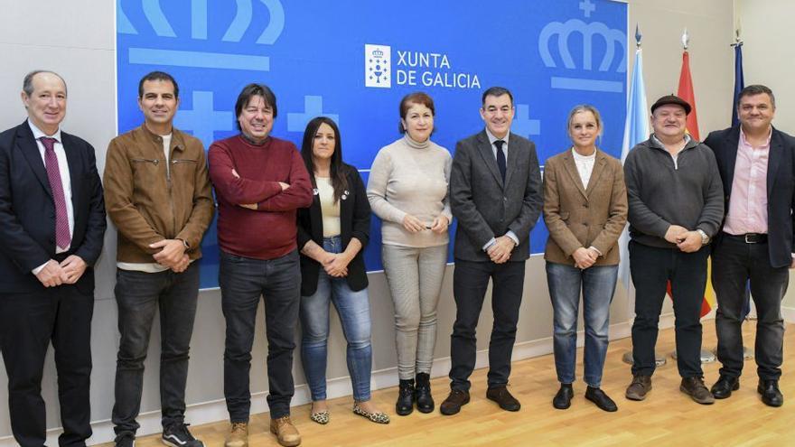 Firmantes del acuerdo, con el conselleiro de Educación.  |   | LOC