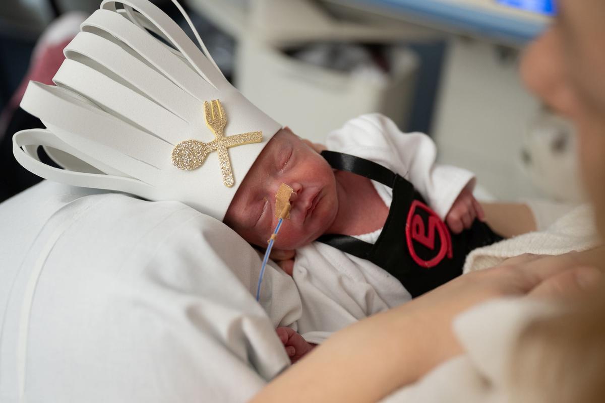 Los bebés ingresados en la UCI neonatal del Clínic se convierten en pequeños cocineros por Carnaval