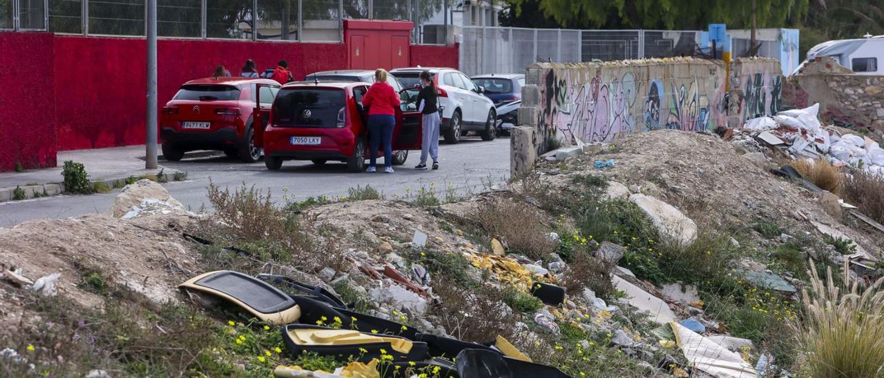 Al centro educativo de Arte y Diseño se accede por la calle donde hay una escombrera ilegal. | HÉCTOR FUENTES