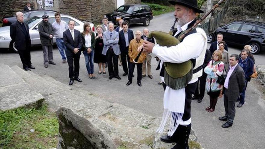 Plácido Rozas interpreta el himno del antiguo reino de Galicia durante el acto en recuerdo de Aller Ulloa en Donramiro. // Bernabé/Javier Lalín