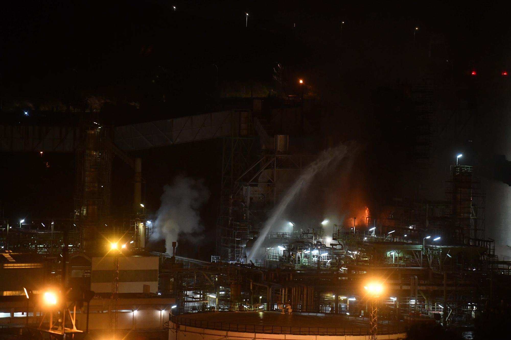 Fuego en la refinería de A Coruña