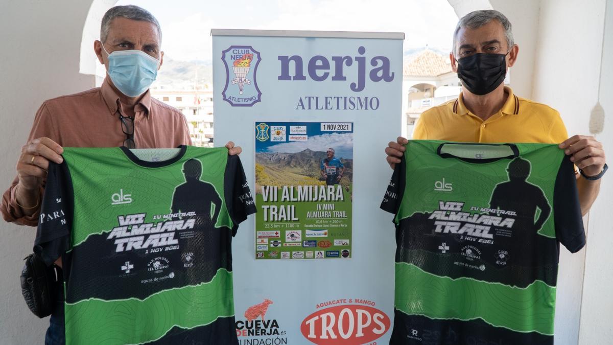 Daniel Rivas, concejal de Deportes, y Enrique López, fundador del Club Nerja de Atletismo, presentan la séptima edición del Almijara Trail.