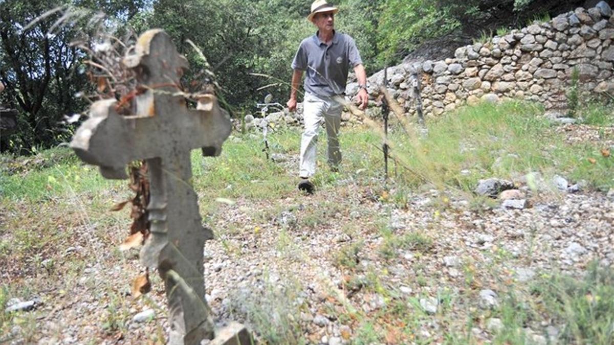 El escritor Pep Coll, en el cementerio de Herba-savina, donde están enterradas las víctimas del crimen de Carreu