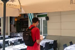 Barcelona inspecciona 129 terrazas en Ciutat Vella y detecta 17 locales sin ninguna licencia