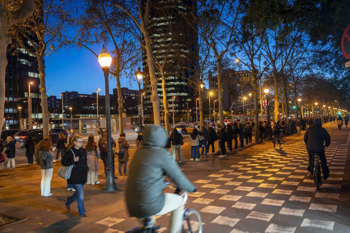 Barcelona, 15/01/2026 Barcelona. Colas de usuarios de los autobuses interurbanos en Maria Cristina, que después del trabajo se dirigen a casa (malestar por colas y falta de expediciones). Autobuses en las paradas. Hora punta 18 h. AUTOR: MANU MITRU
