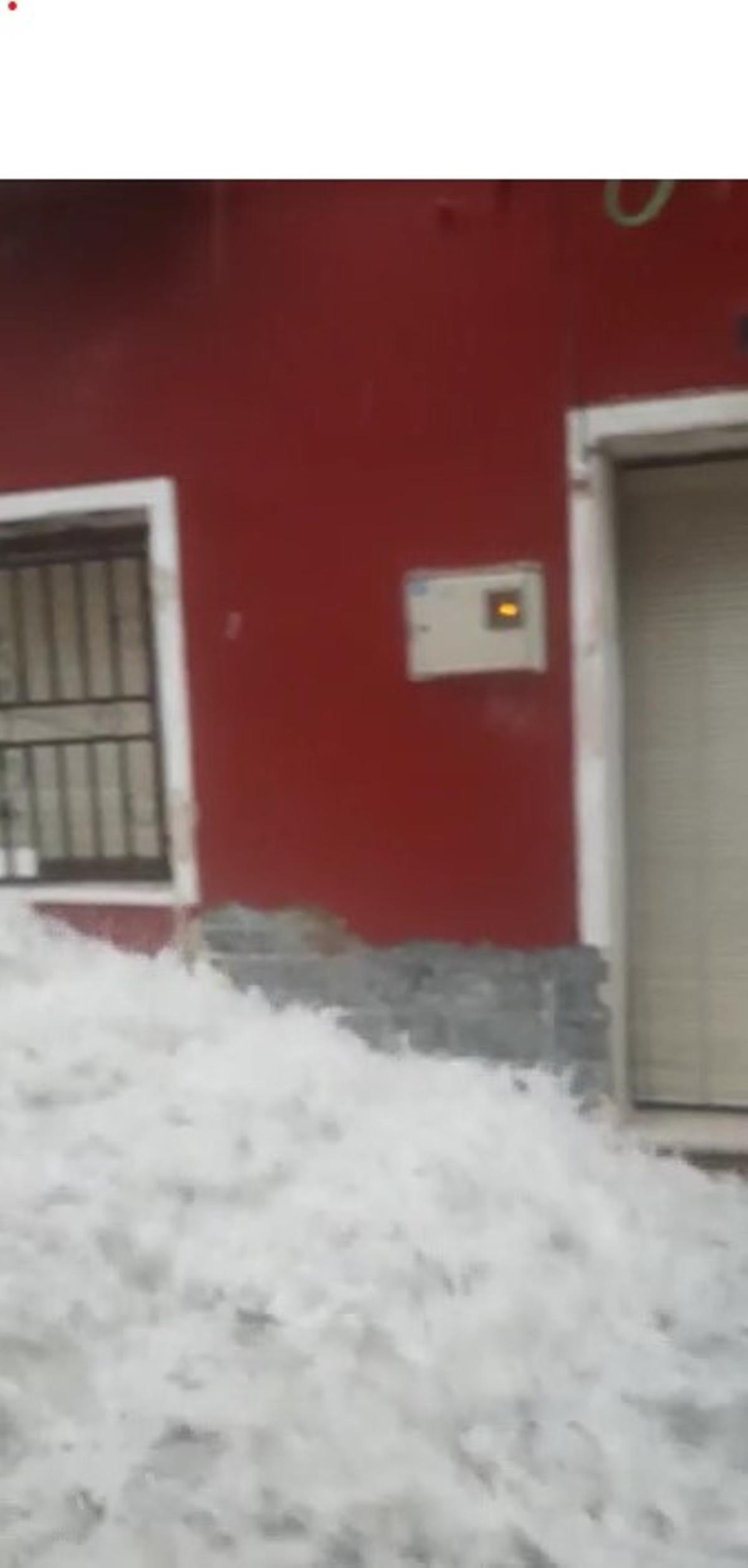 La calle Cruz de Sax, en pleno casco antiguo, convertida en un río durante la tormenta de esta tarde.