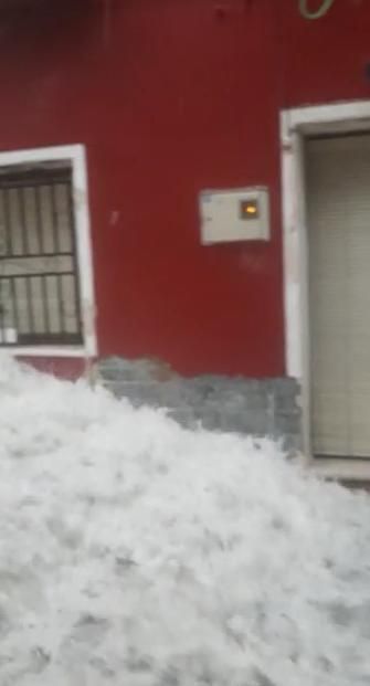 La calle Cruz de Sax, en pleno casco antiguo, convertida en un río durante la tormenta de esta tarde.