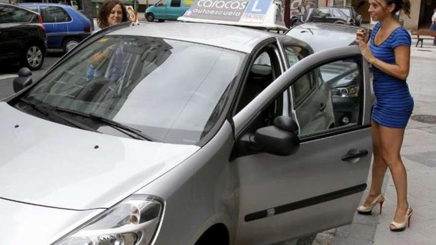 Comienzo de una clase práctica ayer en una autoescuela de la ciudad.  // J. Lores