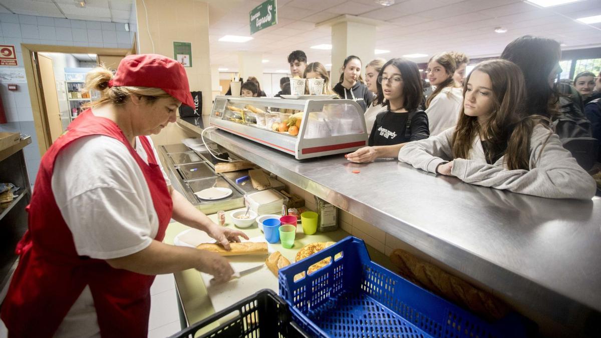 Alumnes esperen el seu entrepà, a l’hora de l’esmorzar.