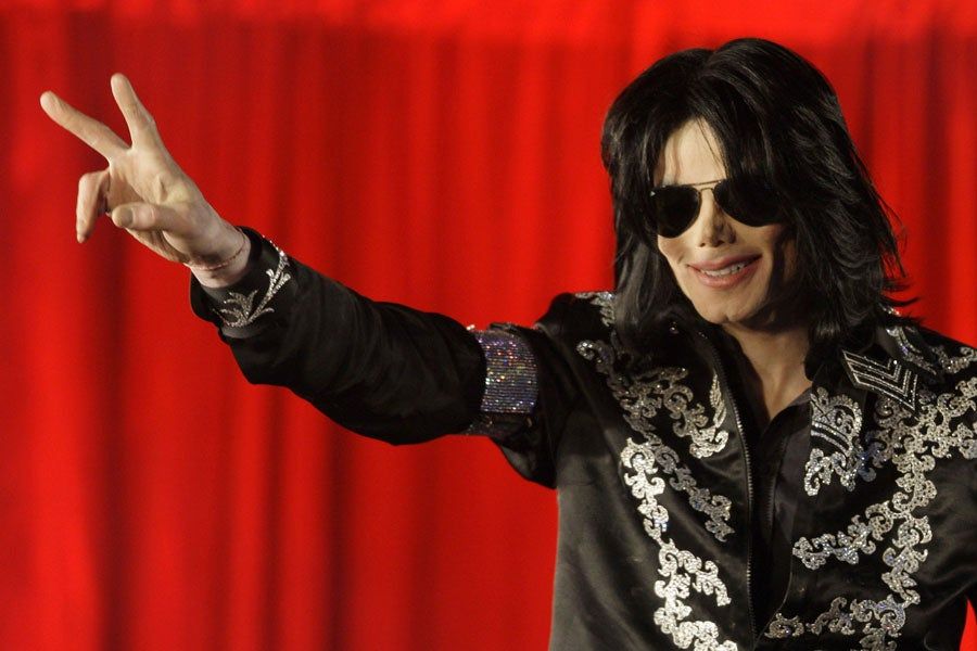 Subastan un guante de Michael Jackson por 49 mil dólares
